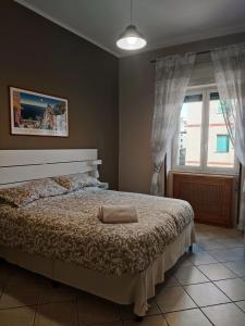 Un dormitorio con una cama grande y una ventana. en Oasi d'Oltremare, en Nápoles