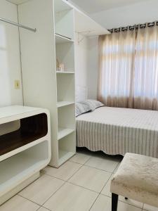イタペマにあるCasa itapemaの小さなベッドルーム(ベッド1台、テレビ付)