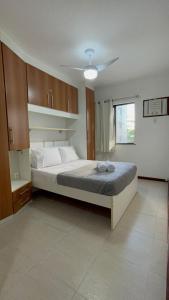 - une chambre avec un grand lit dans l'établissement Cabo Frio Elegance Apartament, à Cabo Frio