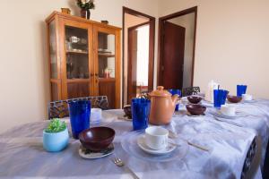 uma mesa com pratos azuis e um bule de chá em Casa em Baependi em Baependi