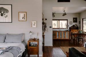 Un dormitorio con una cama y un comedor. en Kestrel Nest EcoHut, en Mount Adrah 35 fotos más
