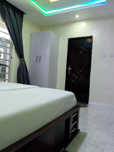 Ein Bett oder Betten in einem Zimmer der Unterkunft JKA1-Bedroom Luxury Serviced Apartment