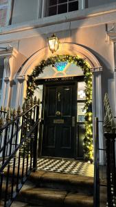 una puerta principal de un hotel con adornos navideños en Wilton House Belfast Serviced Apartments en Belfast