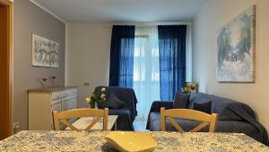 ein Wohnzimmer mit 2 Stühlen und einem Sofa in der Unterkunft Comfort Family Apartments in Villach