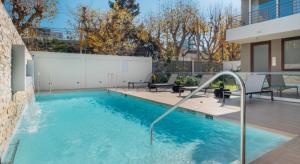 a swimming pool with a hose in a house at Departamento central viña in Viña del Mar