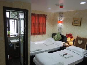 Un pat sau paturi într-o cameră la Mabuhay Hotel