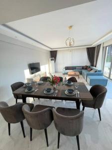 - un salon avec une table et des chaises dans l'établissement Villa Blue - New Luxury Villa, à Belek