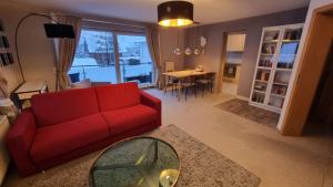 sala de estar con sofá rojo y mesa en Creating Memories en Titisee-Neustadt