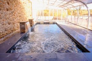 uma grande piscina de água num edifício em Apartamentos & Wellnes LA QUIMERA DE AITANA Burgo de Osma em El Burgo de Osma