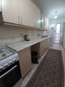 een keuken met witte kasten en een fornuis bij Appartement 3 eme etage Ortaköy No 5 in Istanbul