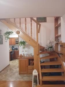 una escalera que conduce a una cocina y una sala de estar. en la casa del zio Bepi, en Bedollo