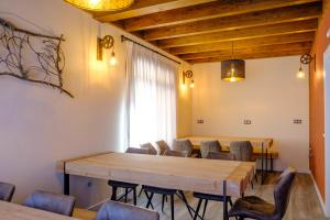 uma sala de jantar com uma mesa de madeira e cadeiras em Apartamentos & Wellnes LA QUIMERA DE AITANA Burgo de Osma em El Burgo de Osma