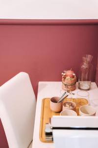 una mesa con un plato de comida en un mostrador en Casa Camilla, en San Michele allʼAdige