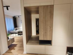 una sala de estar con una pared con un gran armario de madera. en AK Apartments Castle en Bojnice