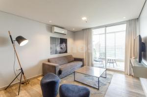 - un salon avec un canapé et une table dans l'établissement Luxury, Bbq & Pool In Villa Morra, à Asuncion