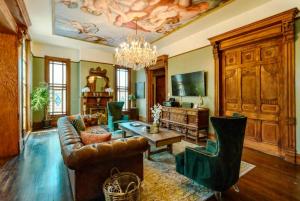 uma sala de estar com um sofá e uma mesa em Historical Mansion - Braun Manor em Denison