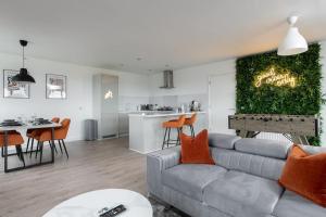 sala de estar con sofá gris y cocina en Luxury 2 bed, Central, Free Parking, Smart TV By Valore Property Services en Milton Keynes