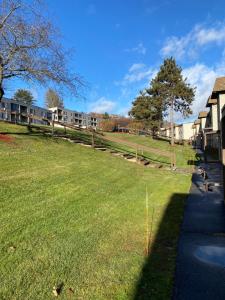 un prato con un edificio sullo sfondo di Village at Winnipesaukee 59 Treetop #432 a Laconia