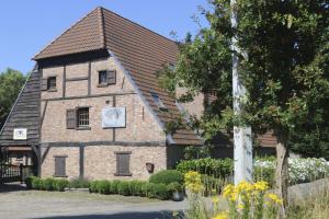 Gastenlogies Blauwe Schaap في Ranst: مبنى على ساعه
