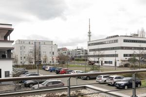 un parcheggio con auto parcheggiate in un parcheggio con edifici di Wohnwerk Studio Petrisberg a Treviri