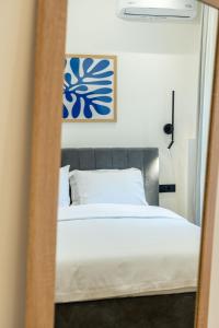 odbicie łóżka w lustrze w obiekcie CLIC suite and family w mieście Janina