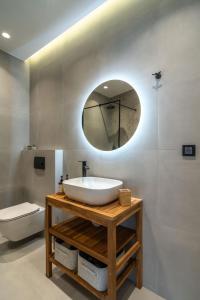 W łazience znajduje się biała umywalka i lustro. w obiekcie CLIC suite and family w mieście Janina