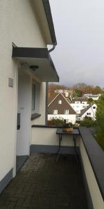 une table sur le balcon d'un bâtiment dans l'établissement Ferienwohnung Prinz, à Meinerzhagen