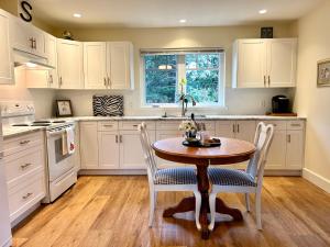 Virtuvė arba virtuvėlė apgyvendinimo įstaigoje Seagull Studio Vacation Suite