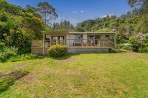 O grădină în afara Waters Edge Cottage - Hahei Bach
