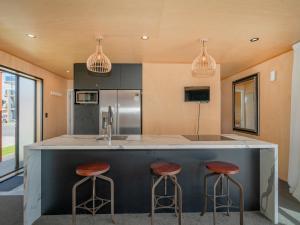 Dapur atau dapur kecil di The Front Deckhouse - Whangamata Holiday Home