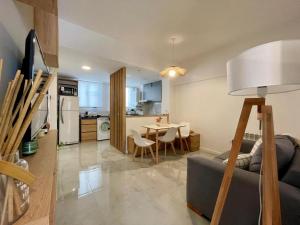 a living room and kitchen with a table and a couch at Depto Las Heras -tucasaenmdp in Mar del Plata