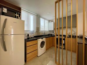 a kitchen with a refrigerator and a washing machine at Depto Las Heras -tucasaenmdp in Mar del Plata +7 photos