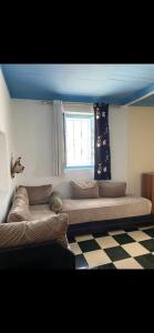 ein Wohnzimmer mit einem Sofa und einem Fenster in der Unterkunft Chez Housna in Rabat