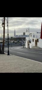 una calle vacía con un semáforo y un edificio en Chez Housna en Rabat