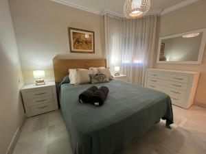 1 dormitorio con 1 cama con 2 mesitas de noche y 2 lámparas en Mirador de Sanlucar 6, en Sanlúcar de Barrameda