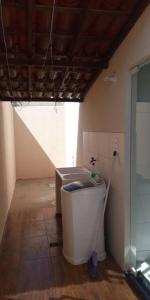 蒙蒂斯克拉魯斯的住宿－Casa Mobiliada Nova em Petrolina，一间位于客房角落的带水桶的浴室