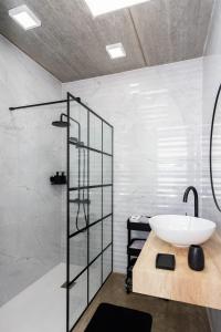 a bathroom with a sink and a shower at Casa volcán de caldera blanca in Tinguatón