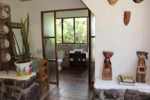 um quarto com uma casa de banho com um WC e uma janela em Spirit Of The River Lodge em Cusco