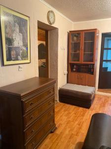 a bedroom with a dresser and a bench in a room at "Pikaso" kuca za odmor in Šid