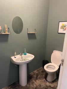 łazienka z umywalką i toaletą w obiekcie Vintage Corner Accomodation w mieście Walvis Bay