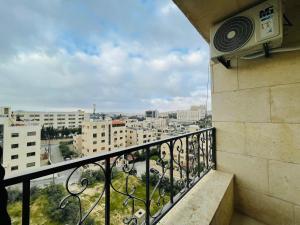 balcone con vista sulla città di تلاع العلي ad Amman