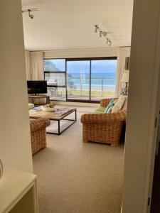 O zonă de relaxare la Beachfront Heights - Pauanui Holiday Apartment