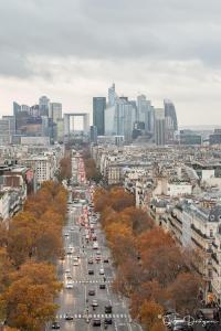 een uitzicht op een stad met auto's die door een straat rijden bij Room close to Arena La Défense paris in Nanterre