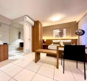 1 dormitorio con 1 cama y 1 mesa en una habitación en Rio Stay Barra Hotel, en Río de Janeiro