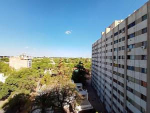 - une vue depuis le balcon d'un bâtiment dans l'établissement Departamento Amplio Mendoza Centro, con cochera, à Mendoza