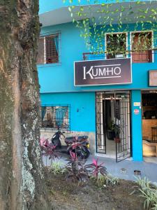 un edificio azul con un cartel que dice kulum en Hostel Kumho alojamiento, en Medellín