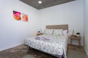 Un dormitorio con una cama con dos libros. en Casa volcán de caldera blanca en Tinguatón