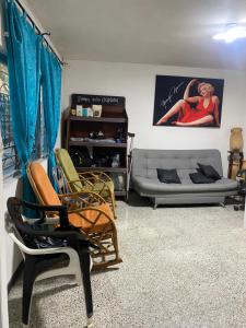 a living room with chairs and a couch at Hostel Kumho alojamiento in Medellín