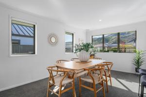 a dining room with a table and chairs at Alpha'N'est - Cromwell Holiday Home in Cromwell