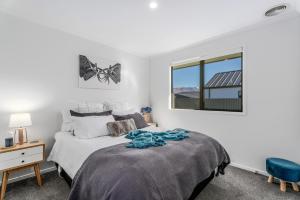 a bedroom with a bed and a window at Alpha'N'est - Cromwell Holiday Home in Cromwell